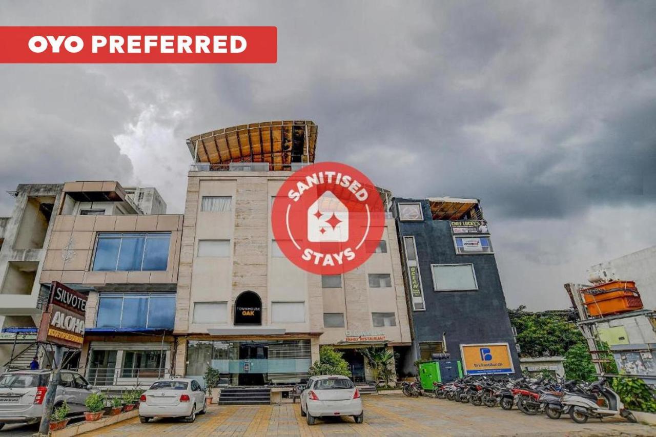 Vaccinated Staff- Townhouse Oak Hotel Silvotel Indore Esterno foto