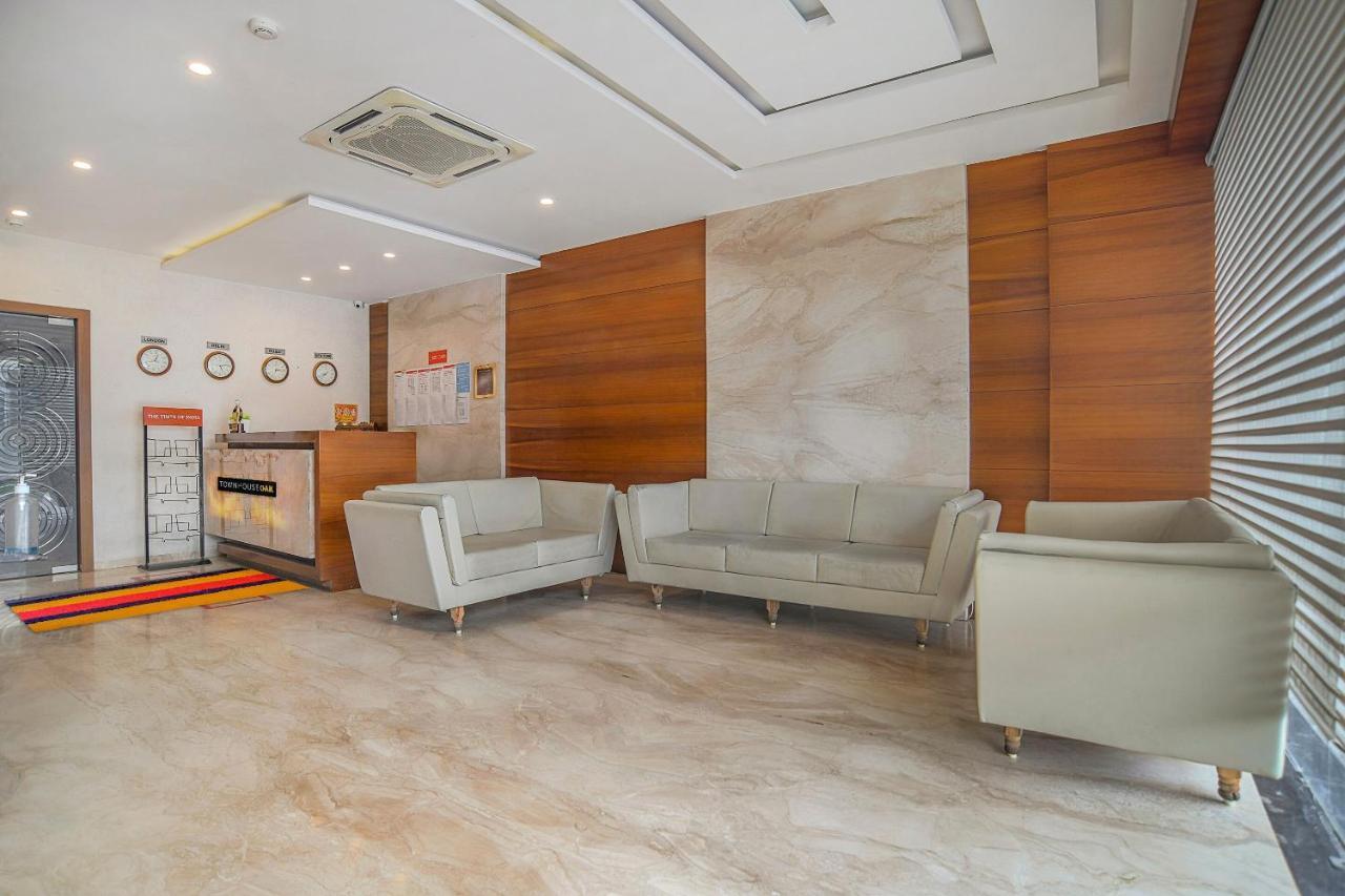 Vaccinated Staff- Townhouse Oak Hotel Silvotel Indore Esterno foto