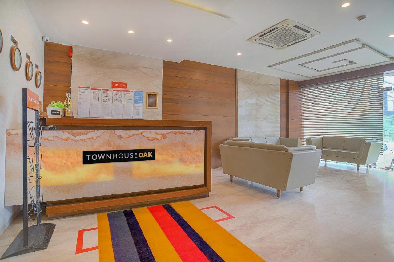 Vaccinated Staff- Townhouse Oak Hotel Silvotel Indore Esterno foto