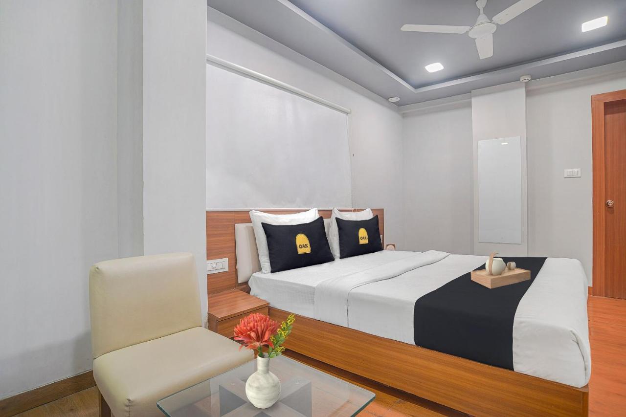 Vaccinated Staff- Townhouse Oak Hotel Silvotel Indore Esterno foto