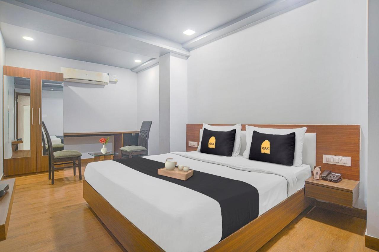 Vaccinated Staff- Townhouse Oak Hotel Silvotel Indore Esterno foto