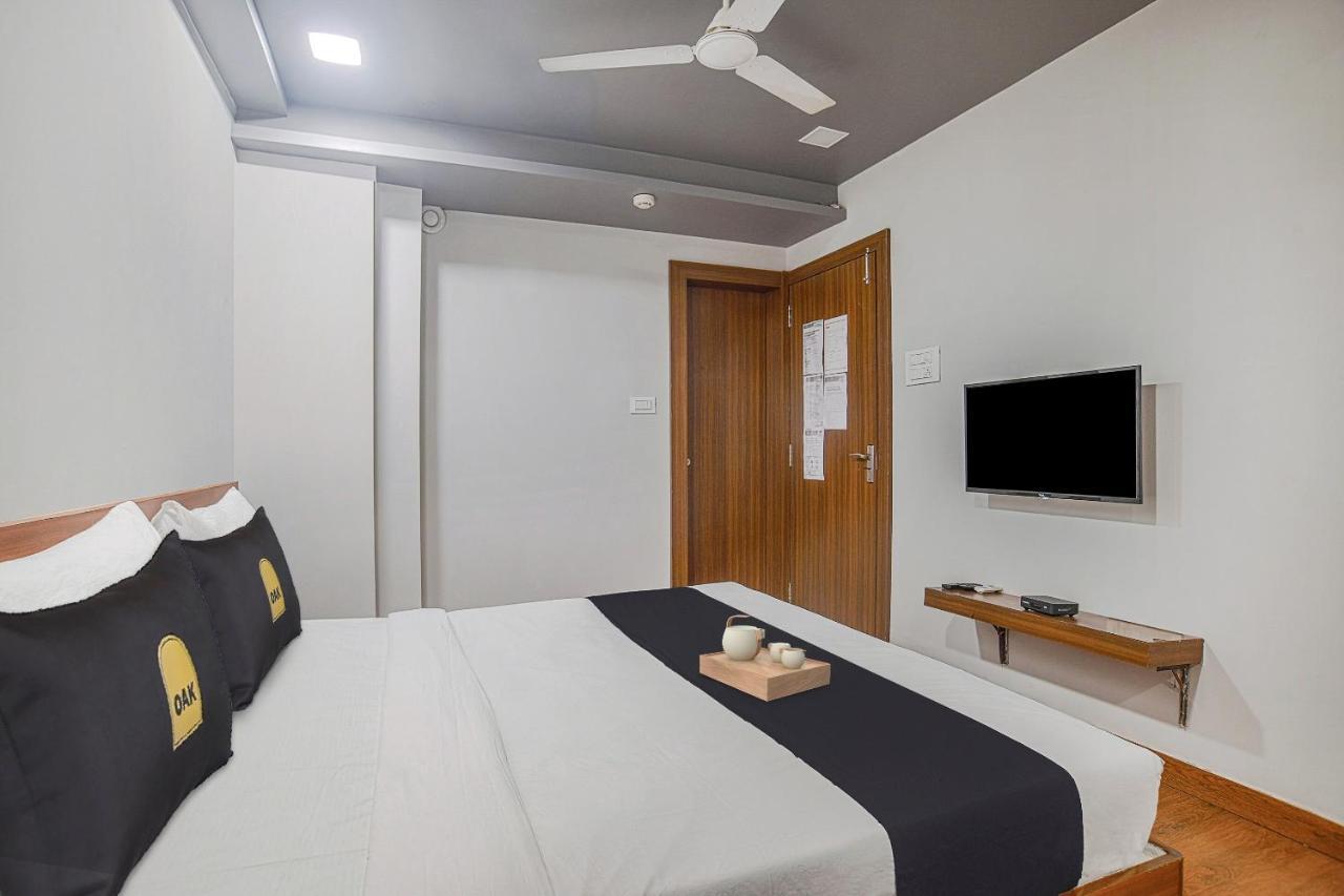 Vaccinated Staff- Townhouse Oak Hotel Silvotel Indore Esterno foto