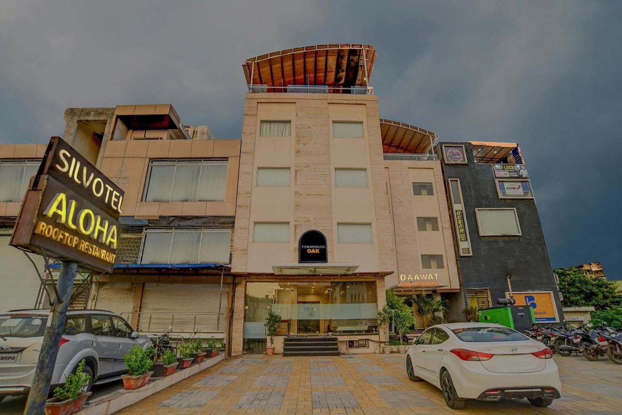 Vaccinated Staff- Townhouse Oak Hotel Silvotel Indore Esterno foto
