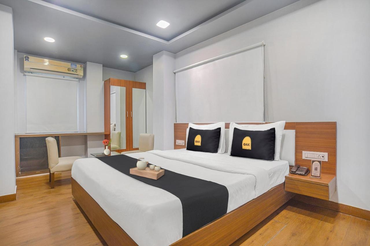 Vaccinated Staff- Townhouse Oak Hotel Silvotel Indore Esterno foto