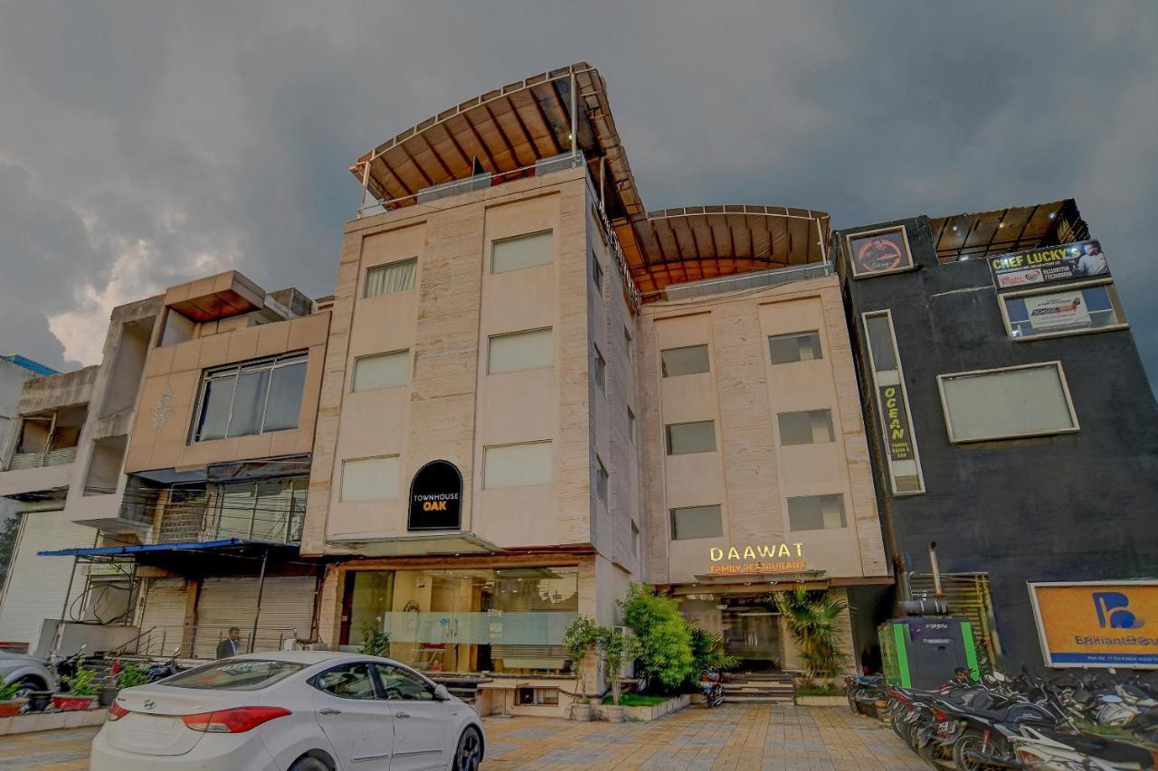Vaccinated Staff- Townhouse Oak Hotel Silvotel Indore Esterno foto